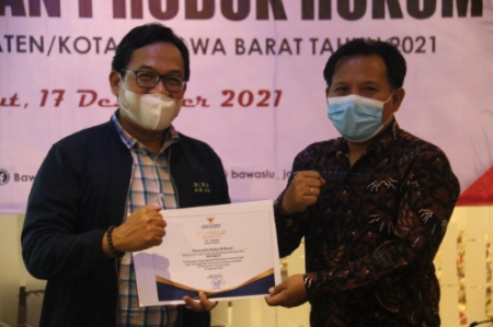 Naik Peringkat, Bawaslu Kota Bekasi Raih Pengharagaan Badan Publik Informatif