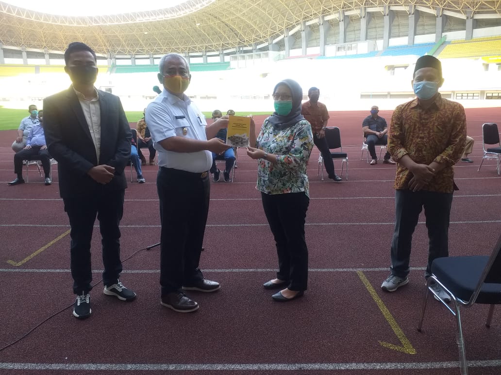 Penyerahan Buku Kinerja Bawaslu Kota Bekasi 2019 Kepada Stakeholder