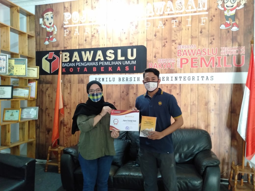 Penyerahan Sertifikat  kepada Peserta Sekolah Kader Pengawasan Partisipatif Daring di Kota Bekasi Tahun 2020