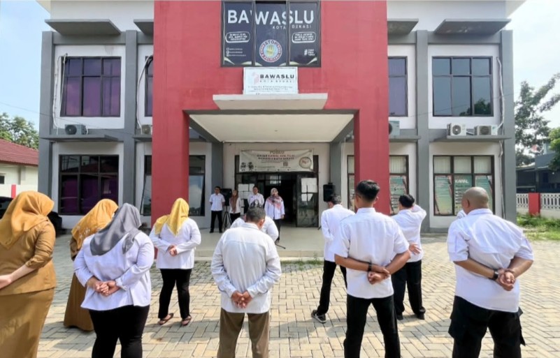 Bawaslu Kota Bekasi menggelar apel dalam rangka memperingati Hari Ulang Tahun (HUT) Bawaslu ke-17 tahun