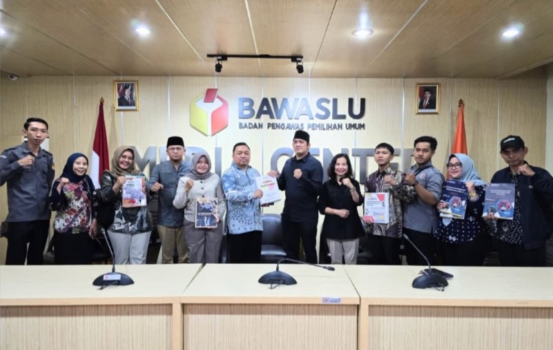 Divisi SDMO & Diklat Kota Bekasi serahkan laporan akhir pertahapan dalam Pemilihan Serentak Kepala Daerah Kota Bekasi Tahun 2024