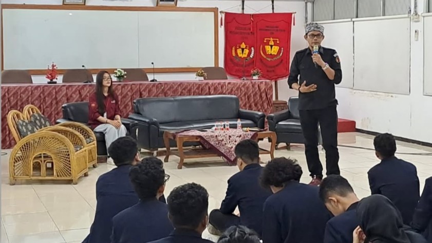 Koordinator Divisi Hukum dan Penyelesaian Sengketa Bawaslu Kota Bekasi Isi Materi pada Latihan Dasar Kepemimpinan Mahasiswa (LDKM) Universitas Krisnadwipayana