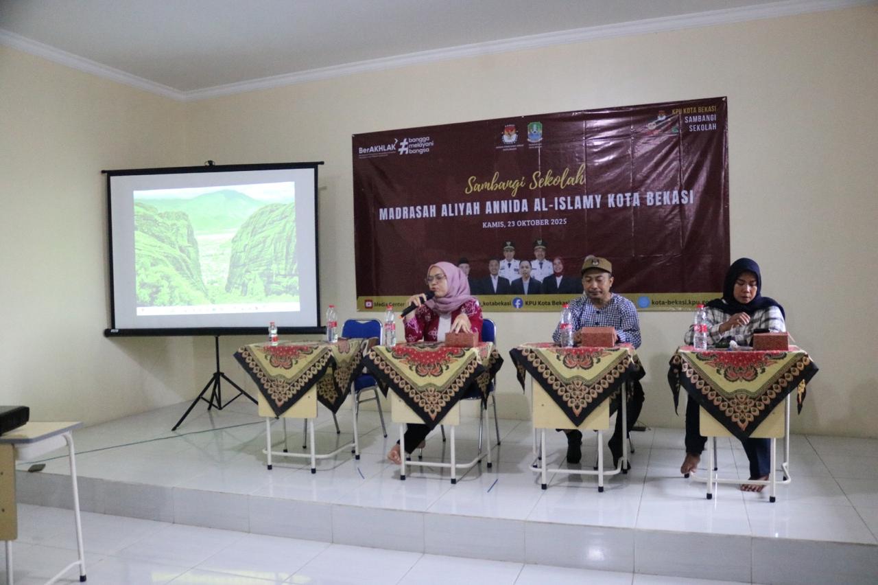 Bawaslu dan KPU Kota Bekasi Ajak Pelajar Pahami Demokrasi Sejak Dini