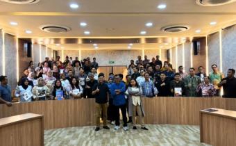 Bawaslu Kota Bekasi menyerahkan laporan akhir Divisi Hukum dan Penyelesaian Sengketa (HPS)